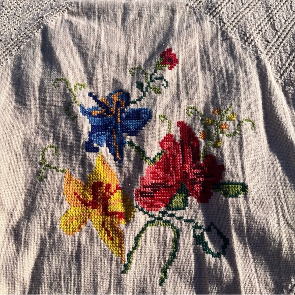 Vtg Beige Handmade Cross Stich Blue Yellow Red Flowers Linen Table Cloth 54x94” - Picture 12 of 12